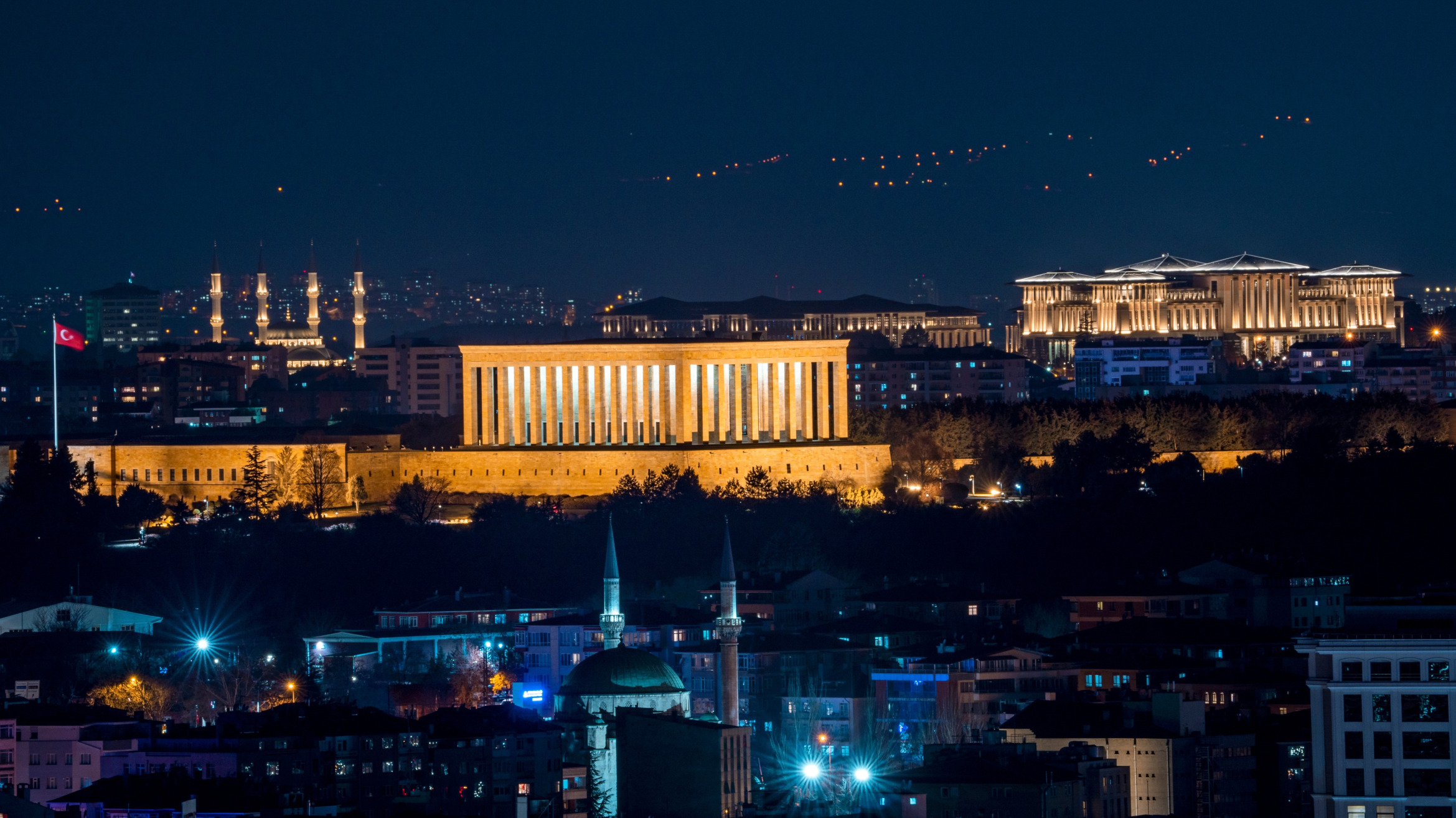 Ankara bei Nacht, unter anderem mit Atatürk-Mausoleum und Kocatepe-Moschee; Wirtschaftsdetektei Ankara (Türkei), Detektivagentur Ankara (Türkei), Privatermittler Ankara (Türkei), Detektivbüro Ankara (Türkei)