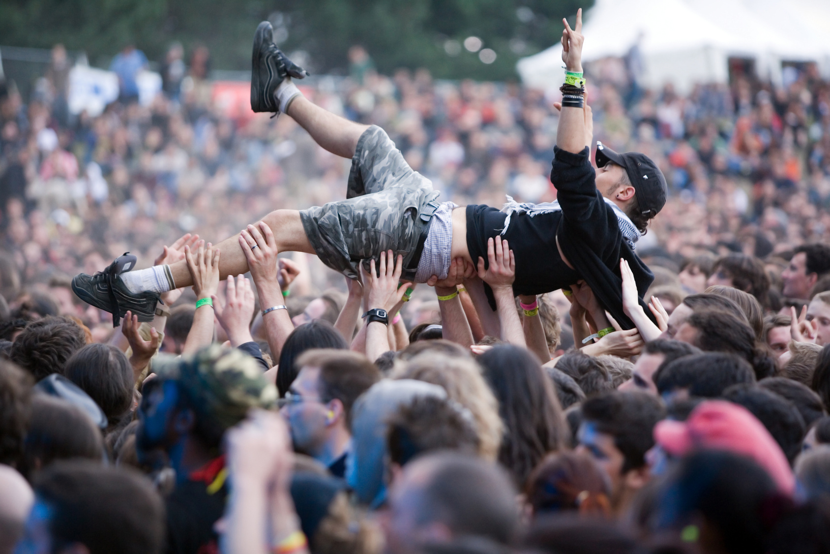 Crowd-Surfing beim Konzert, Böhse Onkelz, Hockenheimring 2015; Kurtz Detektei Berlin, Privatermittler Berlin, Wirtschaftsdetektei Berlin