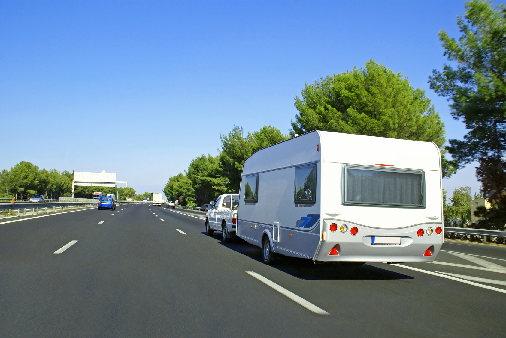 Caravan mit Zugfahrzeug auf einer Autobahn. Detektive der Kurtz Detektei Berlin, Privatdetektive Berlin, Privatdetektei Berlin