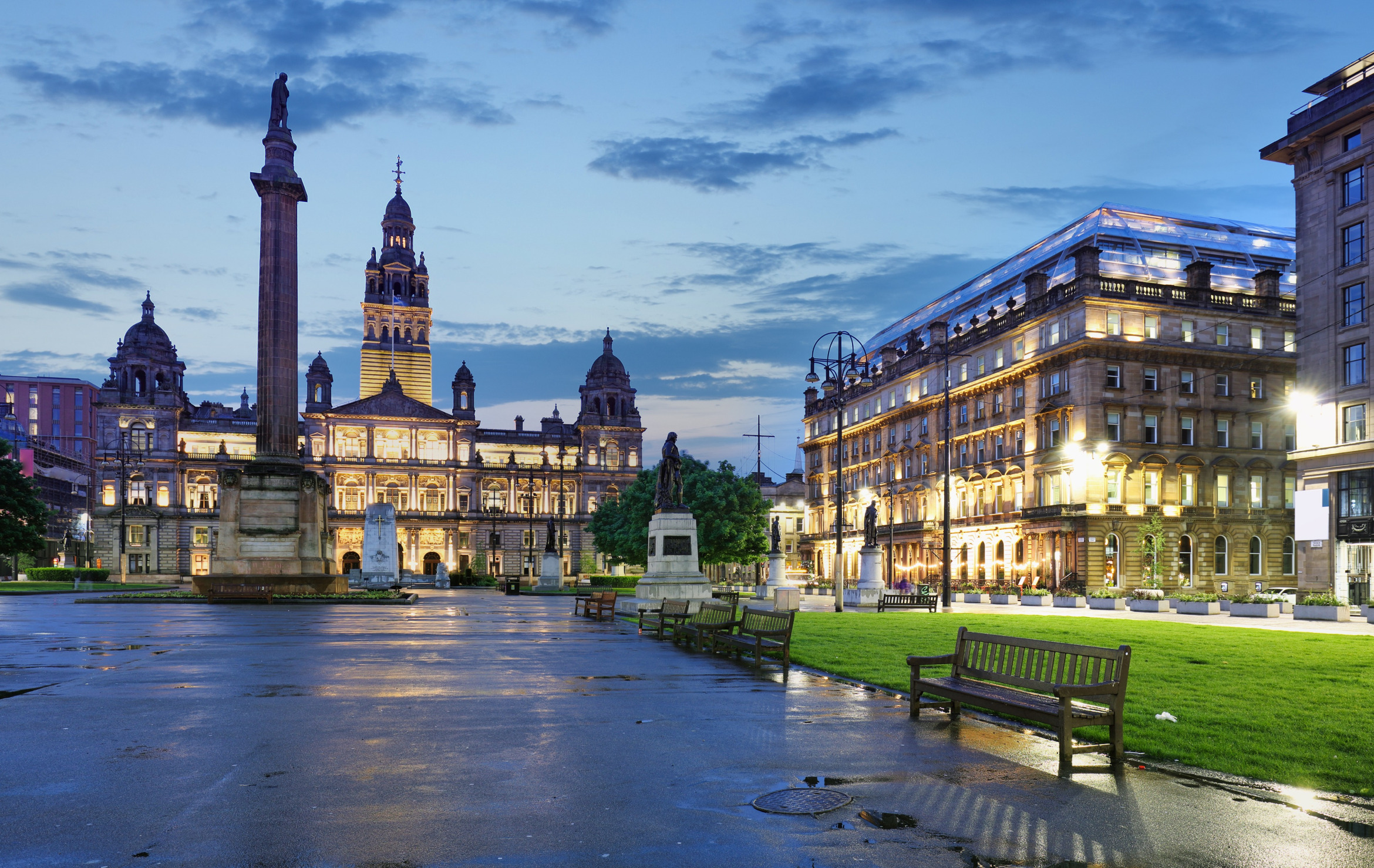 City Chambers und George Square in Glasgow (Schottland, Großbritannien) in der Abenddämmerung; Wirtschaftsdetektei Glasgow (Schottland, Großbritannien), Detektivagentur Glasgow (Schottland, Großbritannien), Privatermittler Glasgow (Schottland, Großbritannien), Detektivbüro Glasgow (Schottland, Großbritannien)